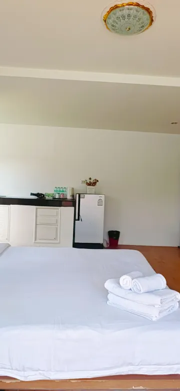 ห้องครอบครัวเรียบง่ายที่สามารถเข้าถึงผ่านบันได พร้อมระเบียงขนาดใหญ่