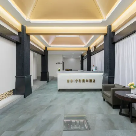 Cloud Hening and Manhua Hotel