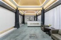 Cloud Hening and Manhua Hotel