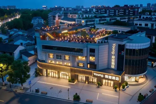 Young Lookingfor Hotel - Cheap