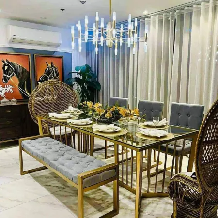 2BR Luxury Lower Penthouse in Mckinley West