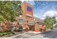 Motel 6 Suites Milwaukee Brookfield, WI - Haustierfreundliche