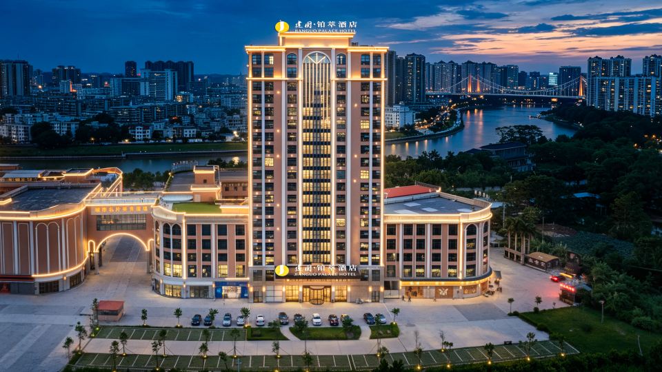 Jianguo · Platinum Hotel (Qinzhou City’s Iconic Restaurant and Food Plaza)