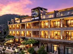 Sansheng Sanshi 180° River View Courtyard (Yunqiao, Fenghuang Ancient Town)