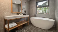 Floral Lux · Shenxiangdu Homestay (Bohai Millennium Fishing Village) - parking