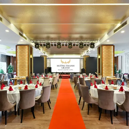 Muong Thanh Grand Saigon Centre Hotel Отели рядом с достопримечательностью «Конгресс-центр GEM Centre»