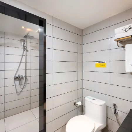 Guoshi Hotel (Dalian Donggang Business District Harbour Plaza Subway Station) Hotels in Dalian