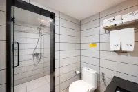 Guoshi Hotel (Dalian Donggang Business District Harbour Plaza Subway Station)