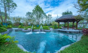 The swimming pool at Lake View Resort & Spa, an all-inclusive hotel by Grand Park, is available for use at Steigenberger Chengdu