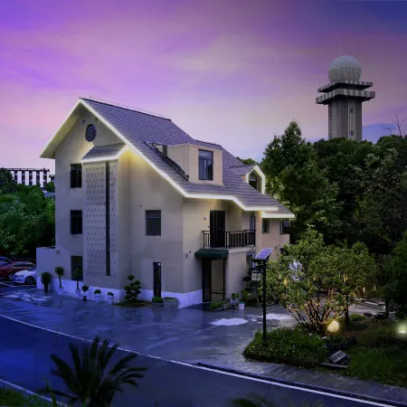 Floral Hotel · Yichang Lakeside Mountain House Hotel (Three Gorges Airport Yuting Industrial Zone)