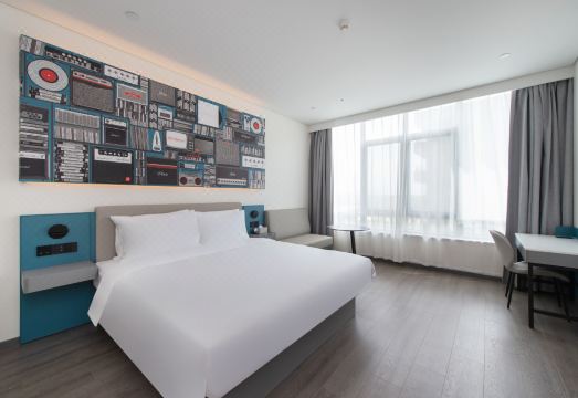 칭다오 Ibis 호텔의 깔끔하고 모던한 객실 내부