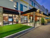Qiu Hotel Bangkok - BTS On Nut Station Hotels near Phra Khanong