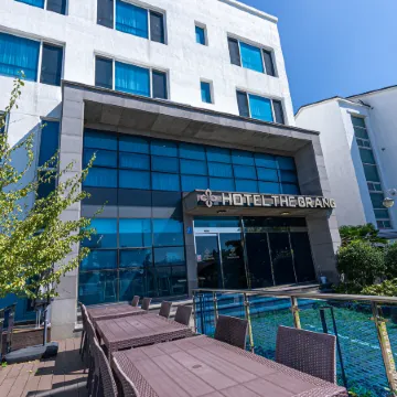 Hotel the Grang Jungmun Отели рядом с достопримечательностью «Храм Попхваса»