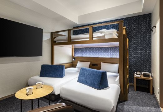 the b akasaka-mitsuke 객실 내부