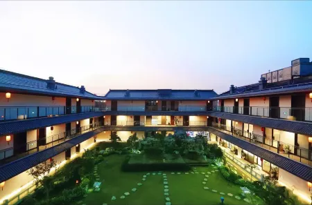 Tongjian Huaxiangtang Resort Отели рядом с достопримечательностью «Dongping National Forest Park»