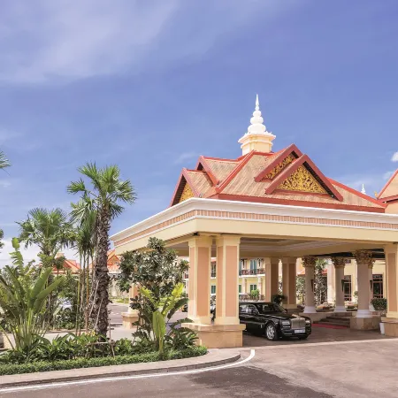 Sokha Siem Reap Resort & Convention Center Отели рядом с достопримечательностью «Пном Бакхенг»