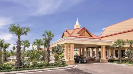Sokha Siem Reap Resort & Convention Center Отели рядом с достопримечательностью «Puthan Nokor Reach Thorm Meta Pagoda»