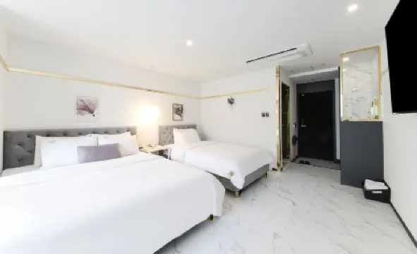 Brown-Dot Hotel Songdo Отели рядом с достопримечательностью «Морской пляж Тадэпхо»