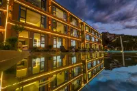 Lugu Lake Front Lake·Yueyao Lakeview Resort Hotel Hotels in Ninglang