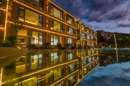 Lugu Lake Front Lake·Yueyao Lakeview Resort Hotel