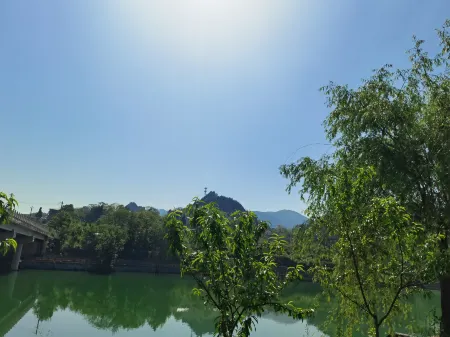 Royal Leaf Qingshe Отели рядом с достопримечательностью «Hong'an Ancient Town»