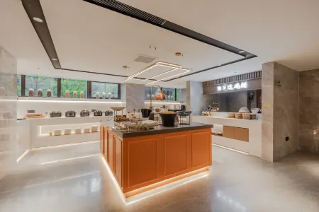 Homeinn Plus Hotel (Shanghai Dishui Lake Planetarium) Отели рядом с достопримечательностью «Shanghai Maritime University»