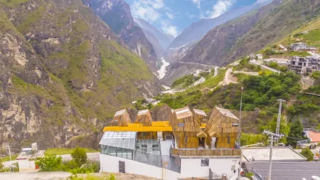 Tiger Roar · Yunbo Jinsha | Snow Mountain Mountain Craftsmen Design Canyon Beauty Stay Отели рядом с достопримечательностью «First bay of the Yangtze River»