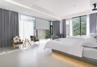 Yunqiyu Residence has a Starry Sky Pool Designer, Meishu (Anji Longwangshan Canyon Drifting Shop)