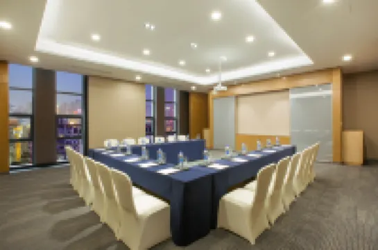 C Plaza Hotel (Chongqing Jiefangbei Hongya Cave)