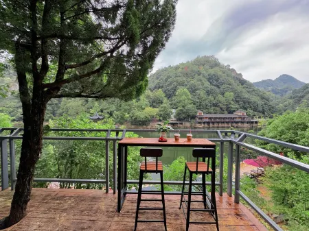 Xinchang: The Lake View Homestay Отели рядом с достопримечательностью «Fei Long Zhan Dao»