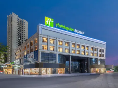Holiday Inn Express CHONGQING TONGLIANG by IHG Отели рядом с достопримечательностью «CPC Tongliang County Committee Party School»