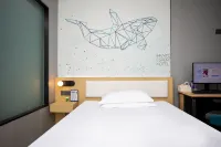 WanYoo Esports Hotel (Huzhou Aishan Square Yishang Street)