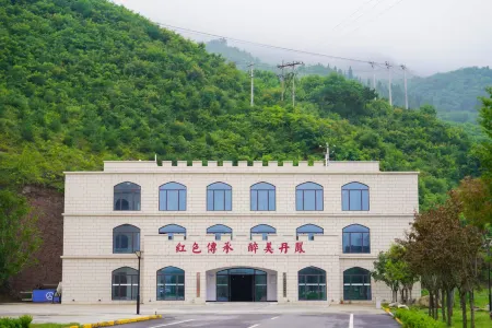 Danfeng Dongfeng Winery Hotel