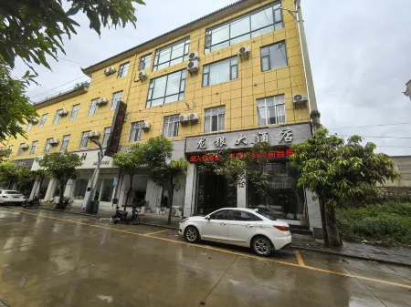 Changning Kaslongyin Grand Hotel Отели рядом с достопримечательностью «Yunnan Black Hot Spring RV Camping Base»