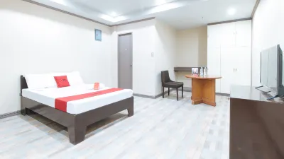 RedDoorz Plus @ Canley Residential
