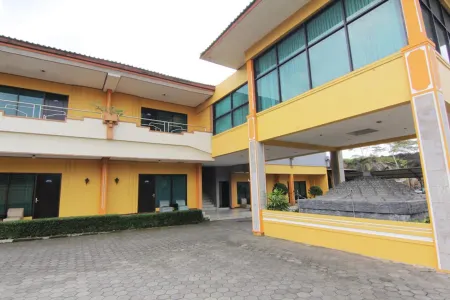 Borobudur Indah Hotel Отели рядом с достопримечательностью «Statue of Prince Diponegoro»