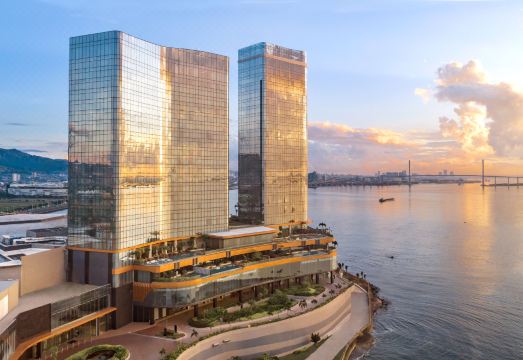 누스타 리조트 앤 카지노의 럭셔리한 로비와 객실 내부