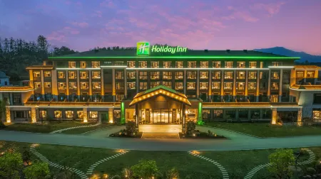Holiday Inn Jiuhua Mountain Hot Spring Отели в г. Цинъянь