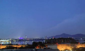 Huyinju Movie Hotel (Nanjing Xuanwu Lake Xinmofan Road Subway Station)