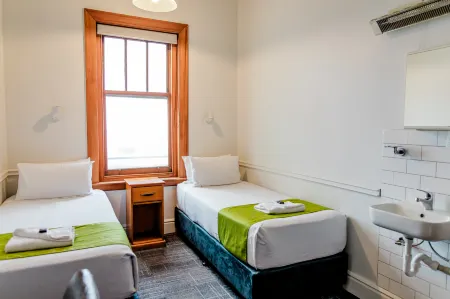 The Cambridge Hotel & Backpackers