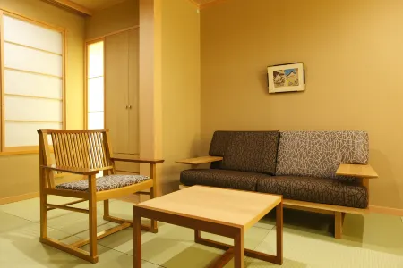 Yoshiharu Ryokan – Izu Nagaoka Onsen Отели рядом со станцией Ōhito Railway Station