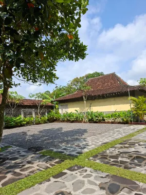 Kinarigiri Villa Hotels near Pasar Sapi Kepurun