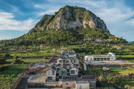 Masion Sanbang Jeju Отели рядом с достопримечательностью «Yongmeori Coast»