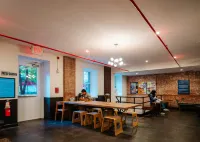HI New York City Hostel - bar