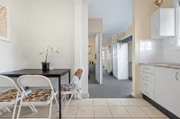 Peaceful Rooms – Easy Access to Transit & Local Stores