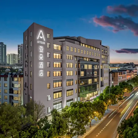 Qujing Qilin Garden South Gate Atour Hotel Отели в г. Цюйцзин