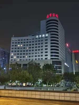 全季飯店（南寧金湖廣場地鐵站店） 青秀区附近的飯店