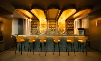 Vibe Hotel Alabang - بار