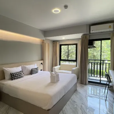 Baan Thanakul Suvarnabhumi Hotels near Wat Sriwaree Noi