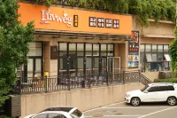 Ailuwei International Youth Hostel (Qingdao Taidong Pedestrian Street Beer Museum) - 2-Star